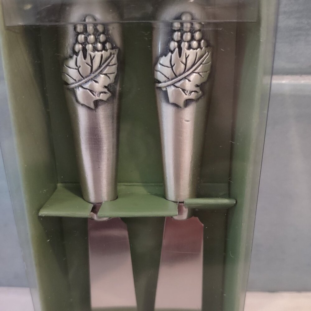 NWT Stainless steel spreaders 2pk, grape leaf design on handle